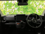 運転席からの視界は広く、運転操作もスムーズに行えます。落ち着いた色合いのインテリアは、長時間のドライブでも疲れにくいでしょう。