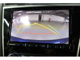 バックカメラ装備。運転席からは死角になる場所をカメラが補完しますので安全です。また、ガイド線が曲がる方向に動くタイプなので、初めての駐車場に止めるときや縦列駐車などの時に便利です。