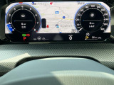 【Digital Cockpit Pro】基本の速度計とタコメーターの表示に加え、中央にドライビングデータやマップなどを少ない視線移動で視認できます。