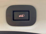 【パワーバックドア】スマートキーや運転席のボタンを押すだけでリアゲートが自動で開閉します!荷物を持っている時や、高い位置にあるバックドアを閉める際に便利な機能です♪