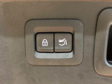 【パワーバックドア】スマートキーや運転席のボタンを押すだけでリアゲートが自動で開閉します!荷物を持っている時や、高い位置にあるバックドアを閉める際に便利な機能です♪