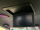 【フリップダウンモニター】大画面モニターで後席でもエンタメをお楽しみいただけます。小さなお子様にも大人気の装備です♪