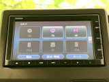 CDやSDカード、USBなど、様々なメディアに対応。お好みの音楽を車内で楽しめます。直感的な操作で、使いやすさも魅力です。