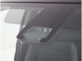 サポカーSとは、衝突被害軽減ブレーキに加えて、高齢者に多いと言われている踏み間違い事故防止をサポートする機能です。詳しくは販売店スタッフまでおたずねください。