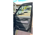運転席ドアです。各ドアのドアトリムはキズや汚れ等はほとんど無く状態良く保たれています。