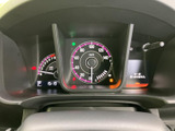 視認性の高いメーター類で、運転に必要な情報を的確に把握できます。運転に集中できる、シンプルで機能的なデザインです。