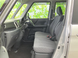 運転席は、シンプルで操作性に優れています。ステアリングやペダルの配置も最適で、快適な運転をサポートします。