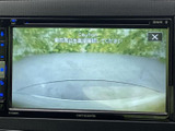 バックカメラの映像が鮮明に表示され、駐車時の安全性と利便性を高めます。狭い場所でもスムーズに駐車できるので、運転に自信がない方にもおすすめです。