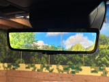 【デジタルインナーミラー】後席の大きな荷物や同乗者で後方が確認しづらい時でも安心!カメラが撮影した車両後方の映像をルームミラー内に表示。クリアな視界で状況の確認が可能です!