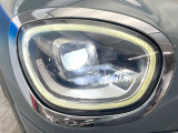 ●LEDヘッドライト:夜間走行時も良好な視界を確保し安心して運転できる高輝度LEDヘッドライトを装備!点灯速度が早く、消費電力も抑えられています。