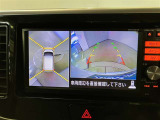 【パノラミックビューモニター】映像で、見づらい車両周辺の確認をアシスト。クルマを真上から見ているような映像を表示。 運転席から確認しにくい車両周囲の状況を把握。