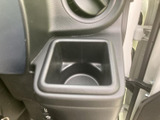 ドリンクホルダーも備え付けられています。運転中の水分補給は大切です。安全運転をサポートする機能が充実しています。