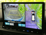 後方確認をサポートするモニター画面。狭い道や駐車場でも、安全かつスムーズな運転を支援します。運転に不安を感じるシーンを軽減します。