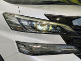 【LEDヘッドライト】悪天候や夜間走行時も良好な視界を確保し安心して運転できる高輝度LEDヘッドライトを装備!点灯速度が早く、消費電力も抑えられています。
