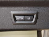 運転中にもオーディオの音量やFMの切り替えなどステアリングでの操作で切り替え可能なため、ステアリングから手を放す必要がない為、運転中でも操作が簡単でございます。