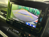 【バックカメラ】駐車時に後方がリアルタイム映像で確認できます。大型商業施設や立体駐車場での駐車時や、夜間のバック時に大活躍!運転スキルに関わらず、今や必須となった装備のひとつです!
