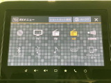 お気に入りの音楽やラジオを、クリアな音質で楽しめます。様々なメディアに対応し、長距離ドライブも飽きさせない充実のエンターテイメント機能です。