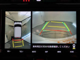 パノラミックビューモニター付きです。車両を上から見たような映像をモニター画面に表示。運転席からの目視では見にくい、車両周辺の状況をリアルタイムでしっかり確認できます。