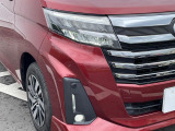 【LEDヘッドライト】悪天候や夜間走行時も良好な視界を確保し安心して運転できる高輝度LEDヘッドライトを装備!点灯速度が早く、消費電力も抑えられています。