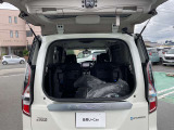 バックドアを開けた瞬間、お買い物した荷物が崩れてきた〜((+_+))なんて事も、上側のドアを開ければ崩れる心配なく荷物を取り出せます(*^^)v
