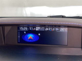 左右独立温度コントロールフルオートエアコンです。運転席、助手席それぞれで独立して温度設定ができます。冷え性の方が乗っても安心ですね♪
