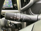 雨天時でもクリアな視界を確保できるワイパーレバー。運転の安全性を高める、頼もしい機能です。