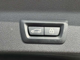 電動リアゲート装備。バンパー下でのキックオープン&クローズ機能も装備です。