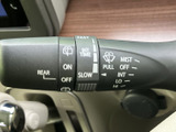 雨天時でもクリアな視界を確保できるワイパーレバー。様々な運転状況に合わせて、最適なワイピングを実現します。