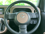 握りやすいステアリング形状で、快適なドライビングを実現。操作性にも優れ、運転の楽しさをより一層引き立てます。スムーズなハンドリングを実感してください。