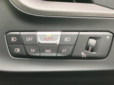 雨天時でもクリアな視界を確保できるワイパーレバー。操作も簡単で、雨の日の運転をサポートします。オート機能で快適に。