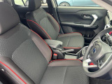 ゆったり座れて、長時間の運転も疲れにくいフロントシート!ホールド性も良く運転に集中できるシートです!!