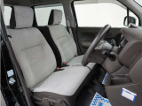 運転席のスペースはゆったりしていて、視界も広く確保されているので普段の運転からロングドライブまで快適です。