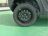 実車はスチールホイール組みの夏用タイヤを装着しています。