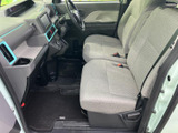 運転席からの視界は広く、運転操作もスムーズに行えます。安全運転をサポートする機能が充実しています。