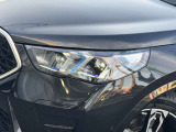 LEDヘッドライト。先進のLEDテクノロジーを採用。照射される白色光の周波特性は太陽に近く、バイキセノンヘッドライトを上回るコントラストでさらに明るく輝きます。悪天候の日でも優れた視認性を発揮します。