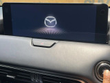 【12.3インチマツダコネクト】車内の雰囲気にマッチした大型ディスプレイ。スマホ接続でのナビ使用やBluetooth再生等、様々な機能が楽しめます。直感的なダイヤル操作が可能で、使い勝手も良好です。