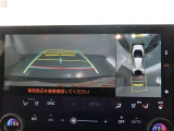 パノラミックビューモニター付きです。車両を上から見たような映像をモニター画面に表示。運転席からの目視では見にくい、車両周辺の状況をリアルタイムでしっかり確認できます。