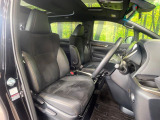運転席まわりには十分なスペースがあり、大柄な方でもゆったり運転していただける環境です。