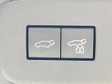 【パワーバックドア】スマートキーや運転席のボタンを押すだけでリアゲートが自動で開閉します!荷物を持っている時や、高い位置にあるバックドアを閉める際に便利な機能です♪