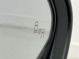 隣車線を走る車両をレーダーで検知し、ドアミラーでは確認しにくい後側方エリアに存在する車両に加え、急接近してくる車両も検知します。車両を検知するとドアミラーに搭載されたLEDインジケーターが点灯します。
