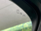 【ブラインドスポットモニター】走行中、ドアミラーの死角になりやすい箇所に後続車が接近するとサイドミラーのレンズに警告を表示!ドライバーに注意喚起をしてくれます。