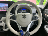 握りやすいステアリングが、運転の楽しさを向上させます。操作性にも優れ、スムーズなハンドリングを実現。快適なドライビングをサポートします。