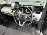 【運転席】座り心地が良いシートなので長時間の運転でも快適にお過ごしいただけます。新品のフロアマットのご注文も可能です。掲載箇所以外にご希望の写真がございましたらお気軽にお問い合わせ下さい。