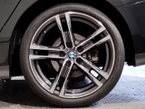 【BMWアロイホイル】軽量かつ強度に拘ったアロイホイル。走行性能ポテンシャルを引き出す設計。車の足元を引き締めてくれる大きなポイントはアロイホイルです。