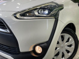【LEDヘッドライト】悪天候や夜間走行時も良好な視界を確保し安心して運転できる高輝度LEDヘッドライトを装備!点灯速度が早く、消費電力も抑えられています。