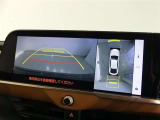 パノラミックビューモニター付きです。車両を上から見たような映像を画面に表示。運転席からの目視だけでは見にくい、車両周辺の状況をリアルタイムでしっかり確認できます。
