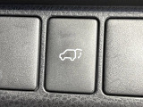 【パワーバックドア】スマートキーや運転席のボタンを押すだけでリアゲートが自動で開閉します!荷物を持っている時や、高い位置にあるバックドアを閉める際に便利な機能です♪