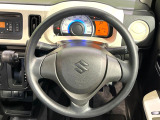インテリアに合わせたデザインのステアリングは、運転される方のことも考え、運転しやすい形状、大きさです。是非一度、実際に触ってお確かめください。