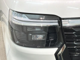 LEDヘッドライトは、点灯の瞬間から最大光量を発揮し、突然暗くなるトンネルなどでの安定感を高めます。