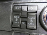 電動スライドドアのスイッチで車内からもスライドドアの開閉ができます。イージークローザー機能で半ドアになることも防止してくれます。